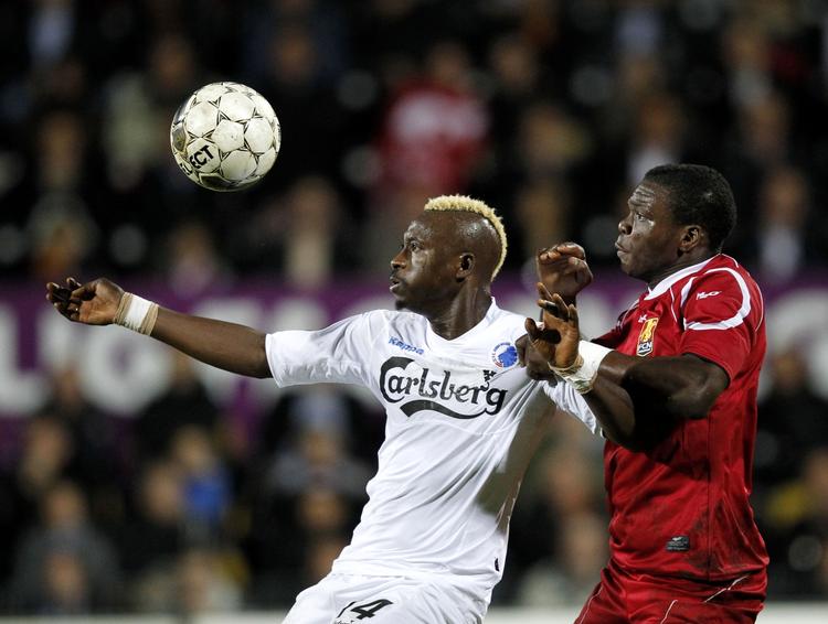 Angriber. Dame N'Doye (til venstre) har været en magtfaktor i superligaen, men hans fremtid ser ud til at ligge andre uden for Danmarks grænser. 