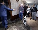 Vindere. John og Lisa Robinson havde hunden med, da de fredag eftermiddag fik endeligt bekræftet, at de har vundet  2,7 milliarder kroner i det amerikanske Powerball lotteri. 