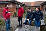 Pausesmøg. Omar Martini, Haytham Almumar, Mounir Alhammoud og Abdulkarim Zein, som holder pause uden for sprogskolen i Ringe, er enige om, at undervisning i omgang med danskere og seksualmoral er en god idé. 