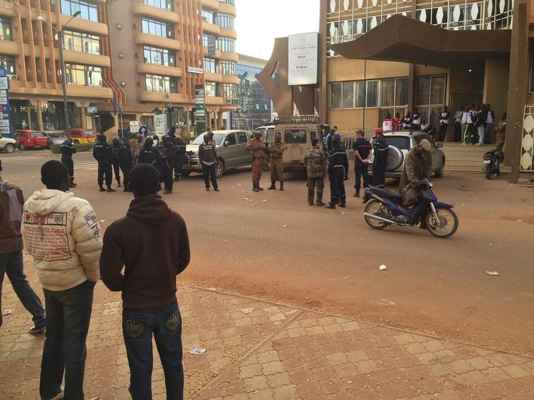 Terrorangreb. Sikkerhedsstyrker forsamles i Burkina Fasos hovedstad nær hotellet, der i nat blev angrebet af terrorister. 