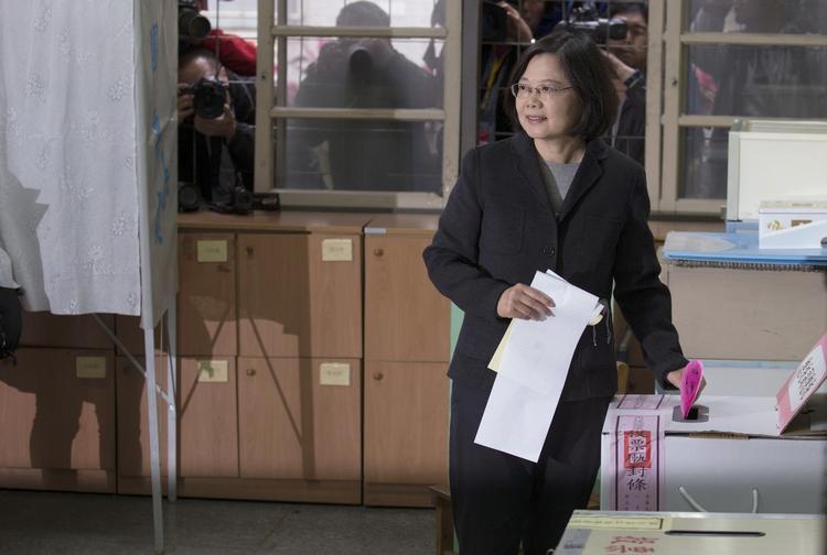 Valg. Tsai Ing-wen stemmer til præsidentvalget i Taiwan, som hun vandt. Nu venter der svære udfordinger i forhold til Kina. 