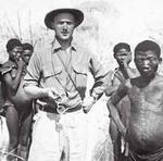 Kulturtræf. Jens Bjerre fotograferet med buskmænd. 'Mit første møde med dem i 1947 i Kalahari-ørkenen kom til at påvirke mig dybt og lærte mig noget om, hvad sand civilisationer', skriver han i bogen. 