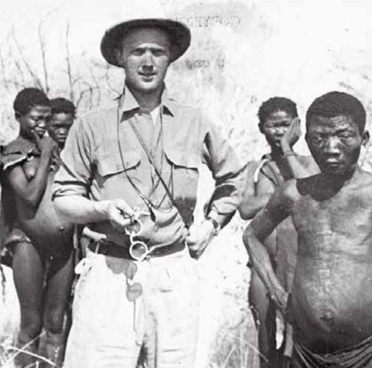 Kulturtræf. Jens Bjerre fotograferet med buskmænd. 'Mit første møde med dem i 1947 i Kalahari-ørkenen kom til at påvirke mig dybt og lærte mig noget om, hvad sand civilisationer', skriver han i bogen. 