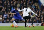 DUEL. Chelseas Diego Costa forsøger at komme forbi Evertons John Stones, og denne gang ser det ud til at lykkes. 