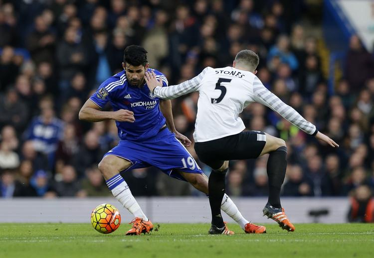 DUEL. Chelseas Diego Costa forsøger at komme forbi Evertons John Stones, og denne gang ser det ud til at lykkes. 