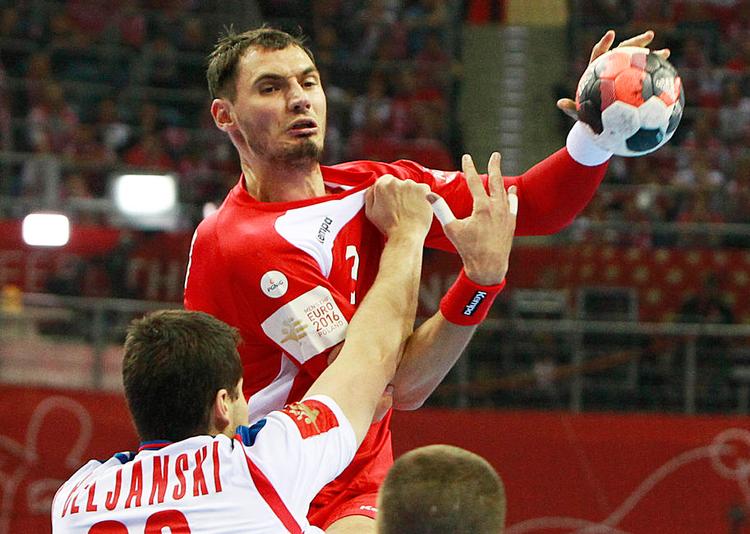 HJEMMEBANEFAVORITTER. Kun med nød og næppe hev KrzysztofLijewski og det polske mandskab sejren hjem i deres første opgør ved EM, hvor Serbien blev slået 29-28. 
