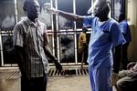 Tjek. Den unge kvinde, der for nylig døde af ebola, fik ikke taget en ebolatest, da hun henvendte sig til det lokale hospital. Men ved indgangen til Freetowns centrale hospital, Connaught Hospital, skal alle besøgende vaske deres hænder og have taget deres temperatur. 