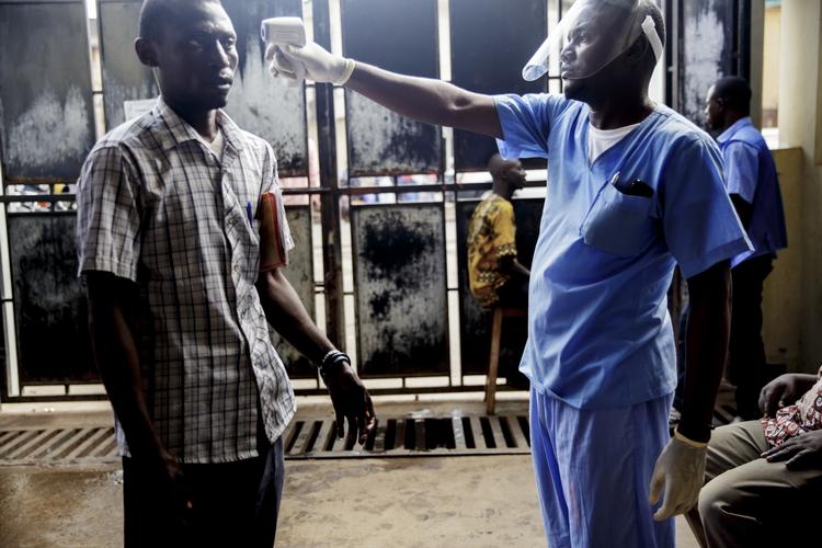 Tjek. Den unge kvinde, der for nylig døde af ebola, fik ikke taget en ebolatest, da hun henvendte sig til det lokale hospital. Men ved indgangen til Freetowns centrale hospital, Connaught Hospital, skal alle besøgende vaske deres hænder og have taget deres temperatur. 