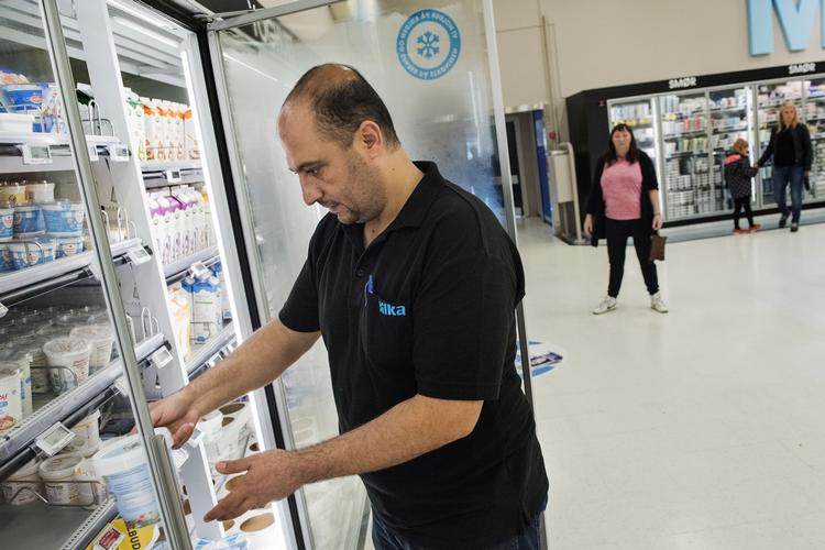 Jobjagt. En ny undersøgelse viser, at få flygtninge i Danmark hurtigt  kommer i job. Bilka i Kolding har haft succes med at have syriske flygtninge i praktik. Her er Mohammad Abdalrazzak Al Yousse fra Syrien, som nu arbejder i mælkeafdelingen. 