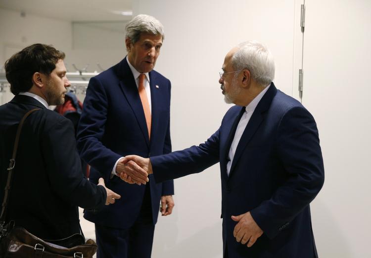 Diplomati. Den amerikanske udenrigsminister John Kerry og Irans udenrigsminister Mohammad Javad Zarif trykker hånd, efter at det internationale atomagentur i går meddelte, at Iran lever op til kravene i atomaftale. 