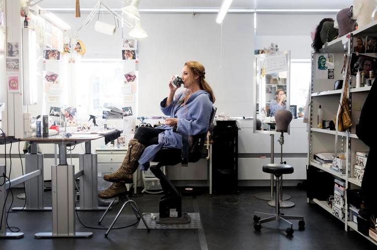 Enden. Solist Anne Margrethe Dahl i sminken. Snart fylder hun 56, som er pensionsalderen på Det Kongelige Teater, og så er det slut med rampelys. 