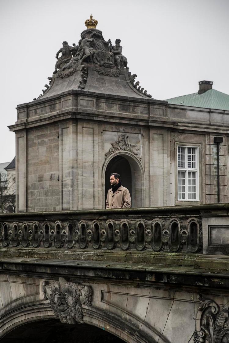 Drama. Jakob Weis er prisbelønnet dramatiker med blik for den mandlige identitet. I 'Helmer Hardcore' i 2007 digtede Weis videre på Ibsens 'Et dukkehjem'. 
