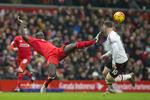 FORSVAR. Liverpools Mamadou Sakho sørger for at få bolden væk for næsen af Wayne Rooney, der ikke havde de letteste betingelser på Anfield. 