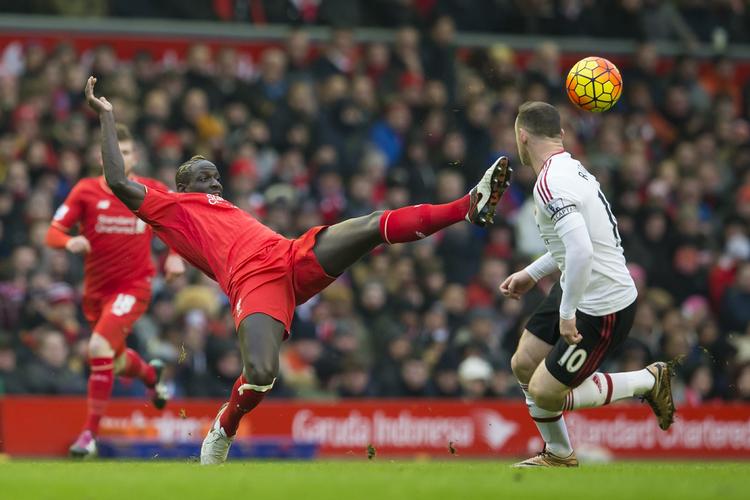 FORSVAR. Liverpools Mamadou Sakho sørger for at få bolden væk for næsen af Wayne Rooney, der ikke havde de letteste betingelser på Anfield. 