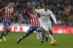5-1. Real Madrids Cristiano Ronaldo (th) scorede to mål mod Sporting Gijon, men var heldig at få lov at blive på banen. 