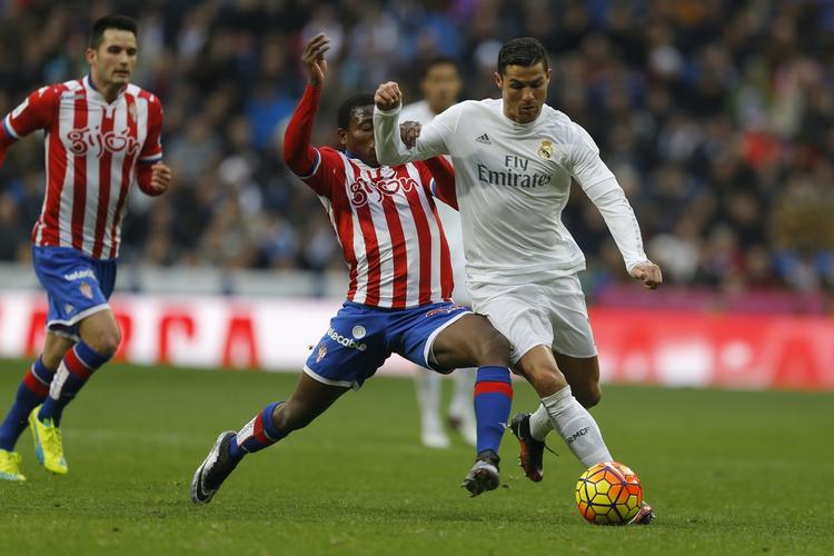 5-1. Real Madrids Cristiano Ronaldo (th) scorede to mål mod Sporting Gijon, men var heldig at få lov at blive på banen. 