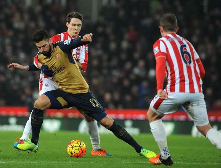 0-0. Arsenals Olivier Giroud brændte en stor chance i kampen mod Stoke, der kunne have nappet alle tre point i sidste minut. 