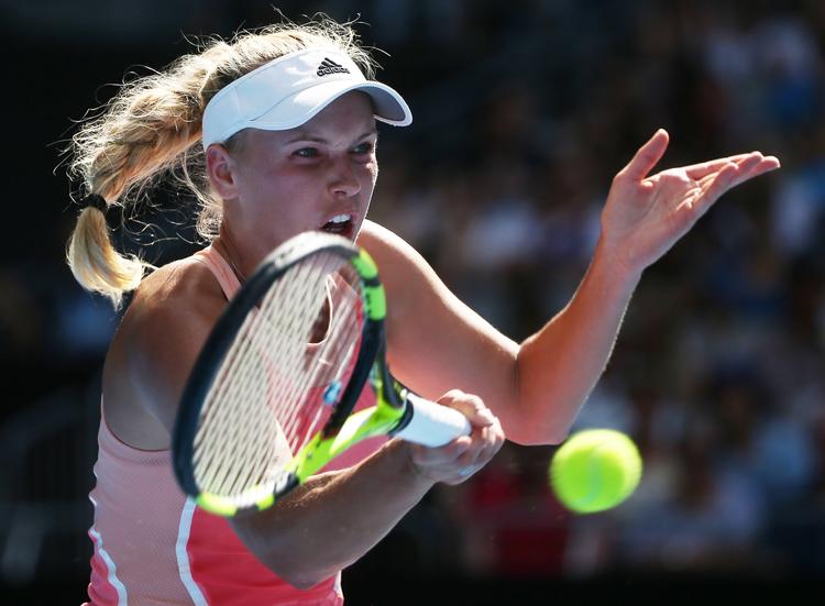 Ude. Det er første gang siden French Open i 2014, Wozniacki ryger ud af en af de fire store turneringer allerede i 1. runde. 