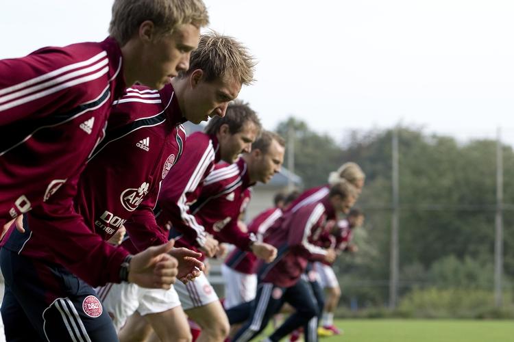 Retningslinjer. Som følge af et nyt 'code of conduct', som DBU lancerer i dag, skal spillerne på det danske fodboldlandshold nu også trænes i opførsel uden for banen. 
