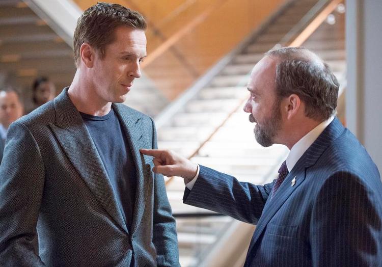 Ærkefjender. Damian Lewis og Paul Giamatti har hovedrollerne som henholdsvis finansmanden Bobby Axelrod og anklageren Chuck Rhoades. 