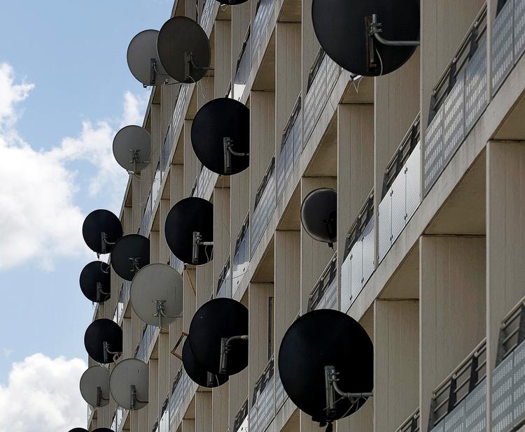 sprogforståelse. Mange seere har parabolantennen rettet mod Al-Jazeera, som giver dem nyheder og information på deres modersmål. 