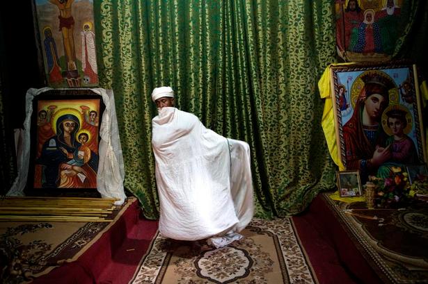 VAGT. Kirkerne i Lalibela har over 600 ansatte, de fleste præster og messedrenge. Præsten her passer på relikvierne, der ligger bag gardinet i Biel Maryam-kirken. 