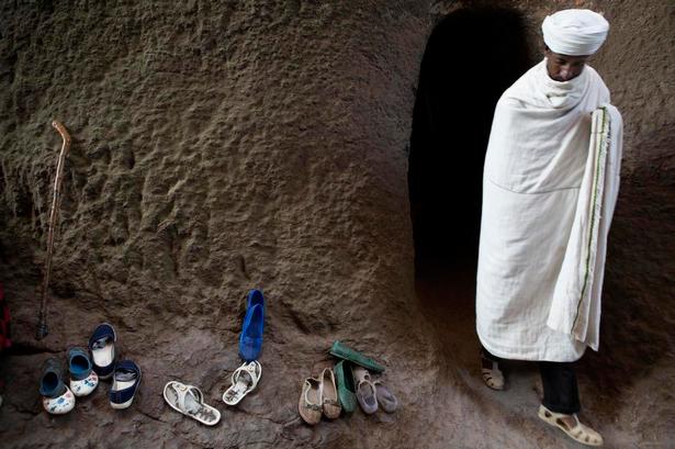 BARFODET. Skoene stilles udenfor, mens menigheden er i kirken. 