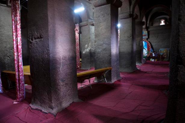 INTERIØR. Der er ingen kirkebænke, så menigheden står på det tæppebelagte gulv. 