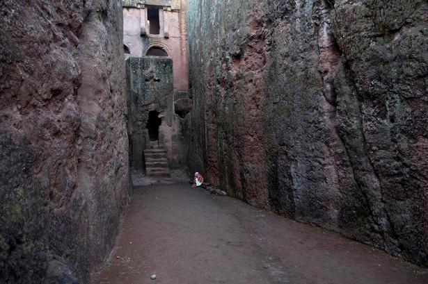 LABYRINT. De 11 kirker er forbundet af snirklede passager, som udefra kommende ikke uden videre kan finde rundt i. 