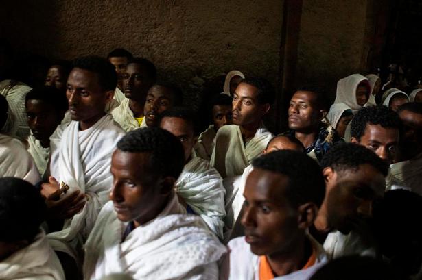 KIRKEGANG. Fra tidlig morgen er der hver dag aktivitet omkring kirkerne. Om søndagen er der helt fyldt med hvidklædte krikegængere. 