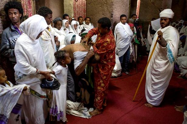 HELBREDENDE. En mand, der dansede lystigt på baren aftenen før, er mødt op i Biete Medhame Alem-kirken for at få behandlet sin dårlige nakke med Lalibelakorset. 