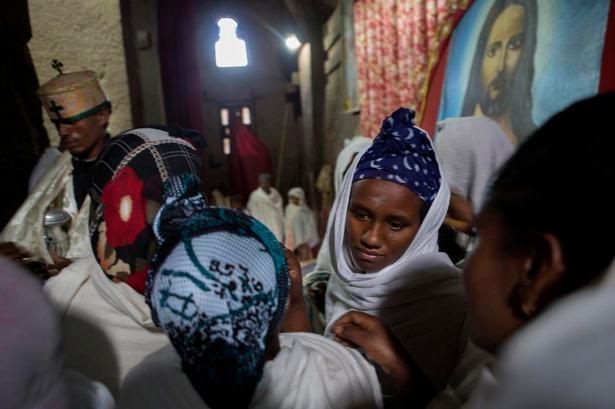 TÅLMODIGHED. Menigheden står længe i kø for at få behandlet skavanker og sygdomme med Lalibelakorset. 
