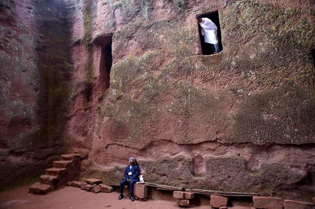 LYSGIVER. Små vindueshuller er hugget ind i klippen. 