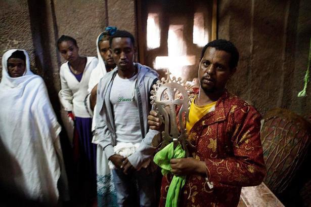 GULDKORS. Lalibelakorset opbevares i Biete Medhane Alem-kirken. Korset er støbt af syv kilo rent guld og kommer frem hver søndag. Det menes at have helbredende  kræfter. 