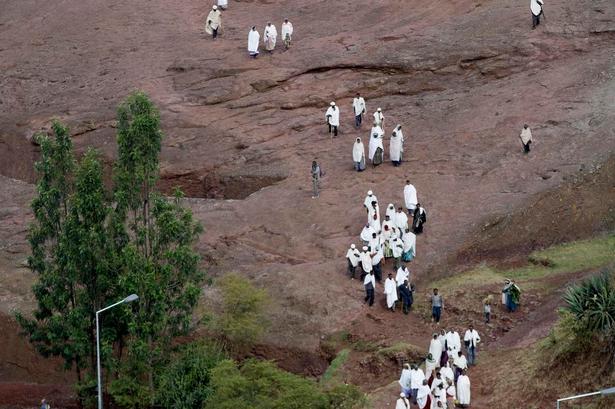 KIRKEGÆNGERE. Tidligt søndag morgen kommer folk fra nær og fjern for at deltage i gudstjeneste. 