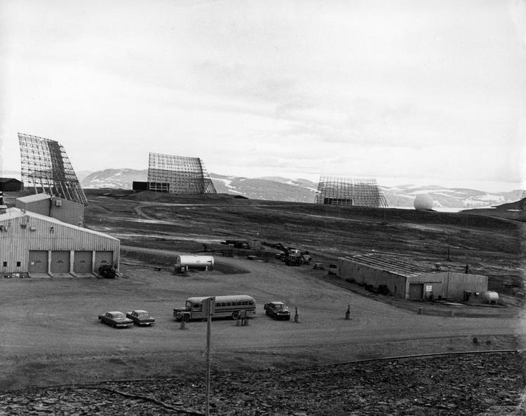 Grønland. Under indlandsisen uden for Thule anlagde det amerikanske militær i 1959 en by, hvor op mod 150 mennesker boede indtil lukningen af anlægget i 1966. Her Thulebasen. 