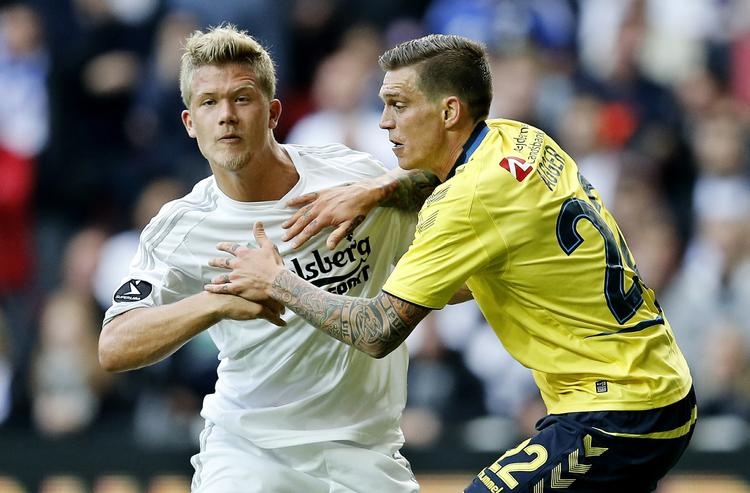 top-5. FCK's Andreas Cornelius og Brøndbys Daniel Agger i nærkamp under et opgør mellem ærkerivalerne. De to spillere topper prislisten over spillerhandler fra Superligaen. 