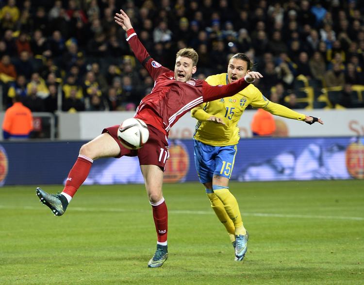 Fejlskøn? Bendtner blev bragt til falds af Erik Johansson i slutningen af 1. halvleg. Kort efter scorede Sverige så til 1-0. 