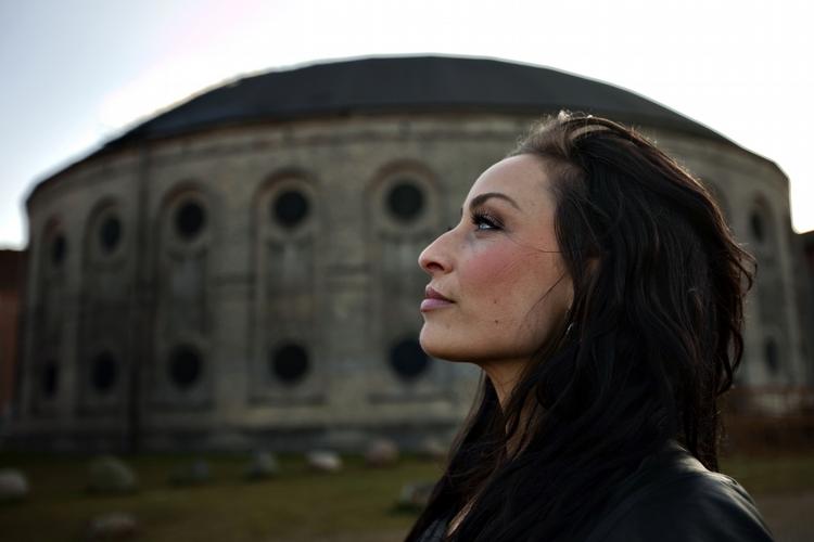 Kendisreklame. Szhirley må ikke lave skjult reklame for tandpasta. Producenten er blevet meldt til politiet. 