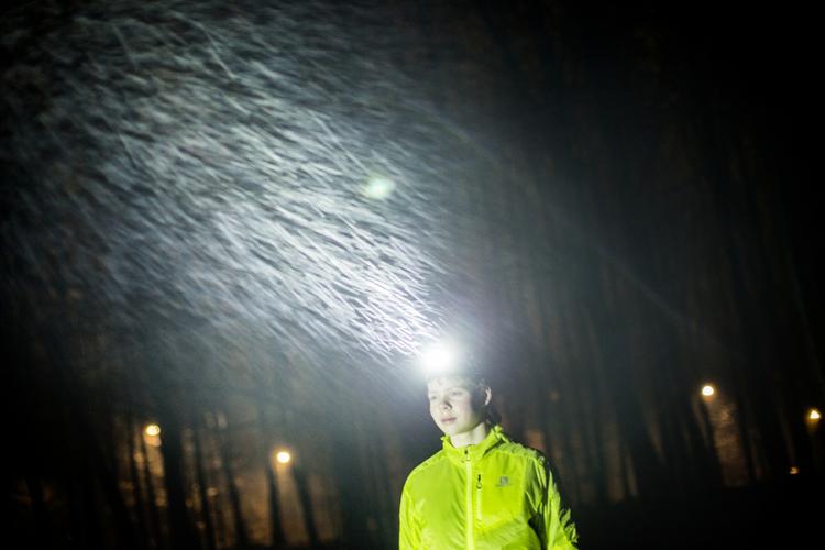OPLYSNINNGSKAMPAGNE. Dagens udfordring er at komme ud i naturen - selv om det er mørkt med egen lampe. 