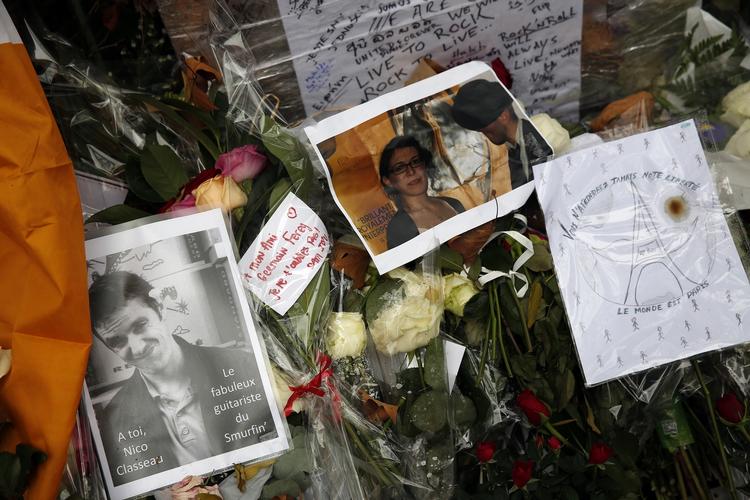 MINDESTED. Billeder, breve og blomster er lagt foran Bataclan-spillestedet som en sidste hilsen til de mange ofre for terrorangrebene. 