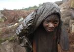 MINEARBEJDE. En congoleser slæber kobalt fra en mine i Likasi. Nu kritiserer menneskeretsorganisation de multinationale elktronikgiganter for ikke at gribe ind over for børnearbejde og ringe arbejdsmiljø i de miner, der sikrer dem deres råstoffer. 