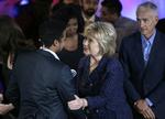 Debat. Hillary Clinton deltog for nylig i debat i Iowa om minoriteters rettigheder. Her hilser hun på dem, der styrede debatten. 