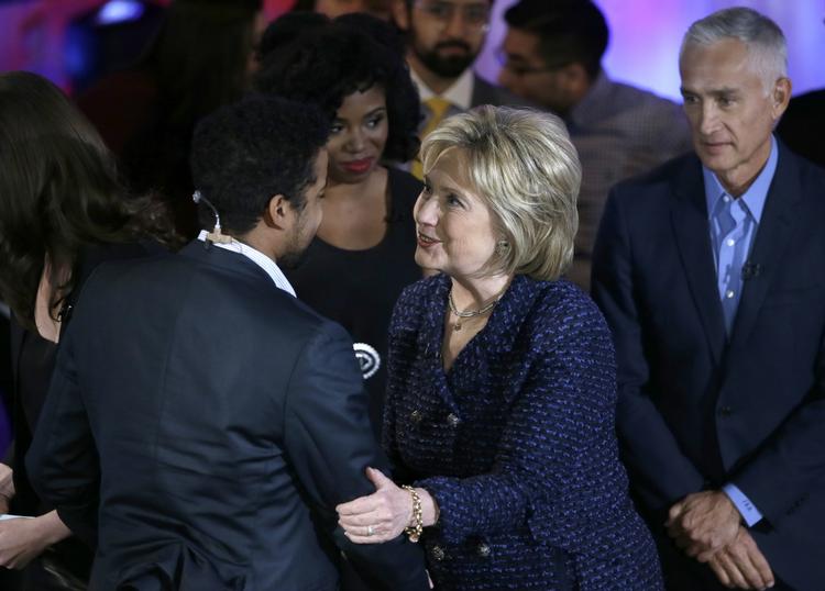 Debat. Hillary Clinton deltog for nylig i debat i Iowa om minoriteters rettigheder. Her hilser hun på dem, der styrede debatten. 