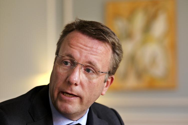 Eftersøgning. Morten Bødskov (S) går ind i sagen om, hvem den mystiske forfatter til bogen om, hvad der foregår internt hos Socialdemokraterne. Den tidligere justitsminister opfordrer forfatteren til at stå frem med navn. 