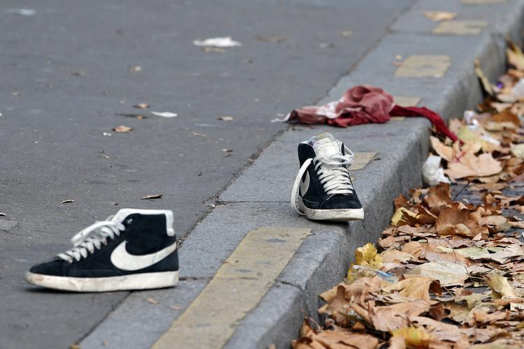 GERNINGSSTED. Et par efterladte sko og en blodig trøje på fortovet efter massakren i Bataclan vidner om den pris, de tilfældige ofre for terrorangrebet betalte. 