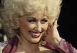 Ungdommelig. Dolly Parton fylder 70 år. Her er hun fotograferet i 1982, men hun er jo evigt ung, så hun ser cirka sådan ud i dag også. 