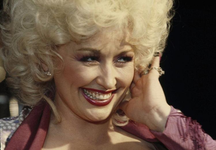 Ungdommelig. Dolly Parton fylder 70 år. Her er hun fotograferet i 1982, men hun er jo evigt ung, så hun ser cirka sådan ud i dag også. 