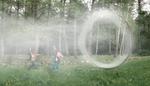 Kunstleg. Olafur Eliassons værk bærer titlen 'Vær i vejret'. Skulpturen indhyller sine omgivelser i tåge, hver gang vinden vender. 