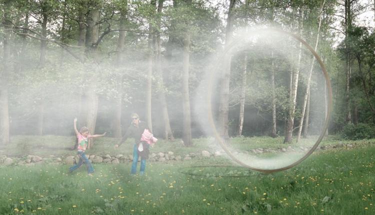 Kunstleg. Olafur Eliassons værk bærer titlen 'Vær i vejret'. Skulpturen indhyller sine omgivelser i tåge, hver gang vinden vender. 